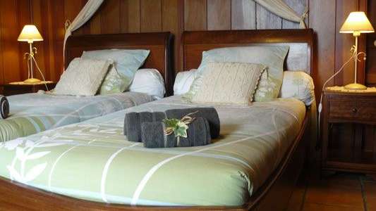 Ein Schlafzimmer mit zwei Betten und zwei Nachttischen