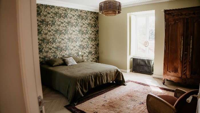 Ein Schlafzimmer mit einem Bett und einem Stuhl