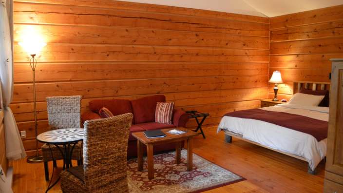 Ein Wohnzimmer mit einem Couchtisch und Stühlen