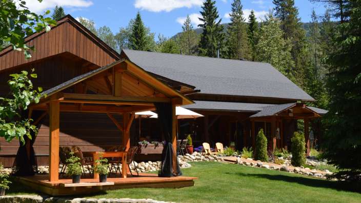 Ein großes Haus mit einem Holzdeck davor