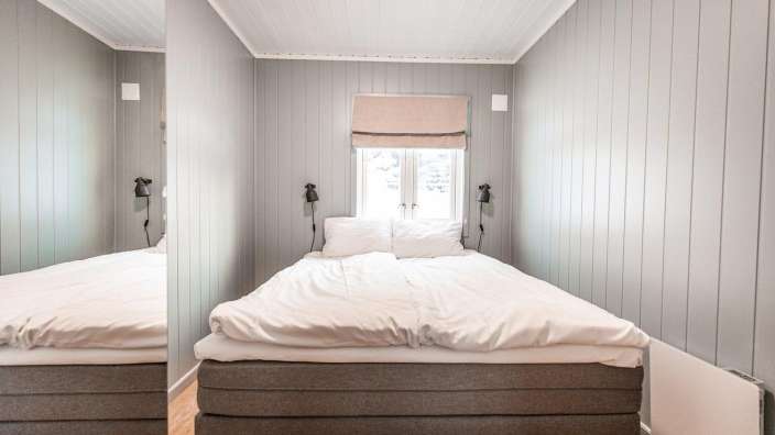 Ein kleines Schlafzimmer mit einem Bett und einem Spiegel