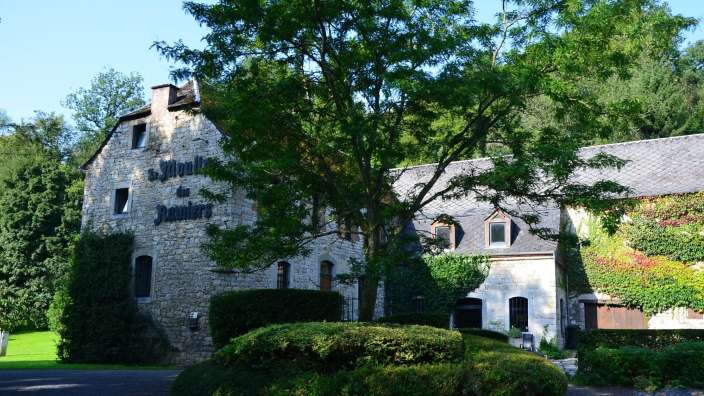 Ein großes Steingebäude mit der Aufschrift " la moulin de jumillery " darauf