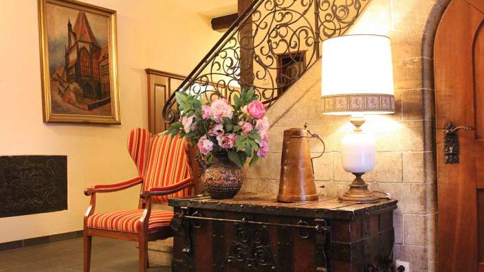 Eine Treppe in einem Haus mit einer Lampe und einem Stuhl