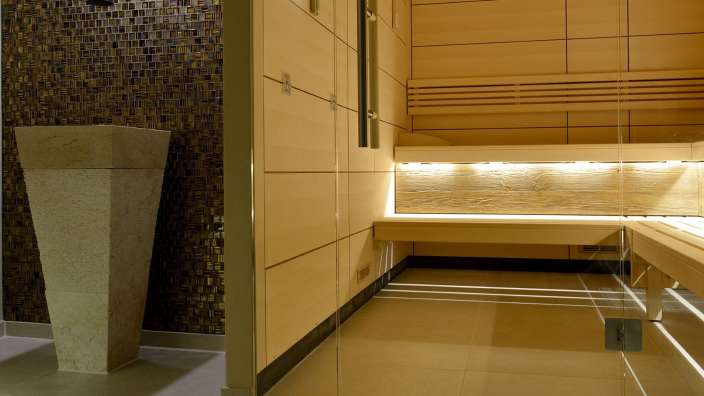 Ein Badezimmer mit einem Waschbecken und einer Sauna