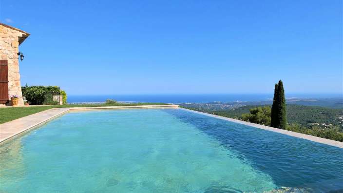 Ein Infinity-Pool mit Blick auf den Ozean