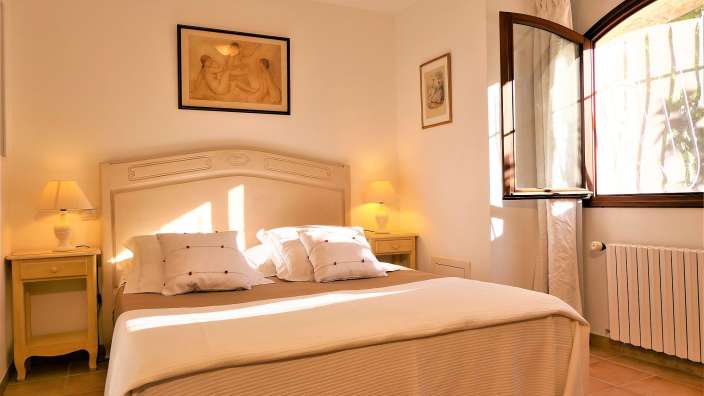 Ein Schlafzimmer mit einem Bett und zwei Nachttischen