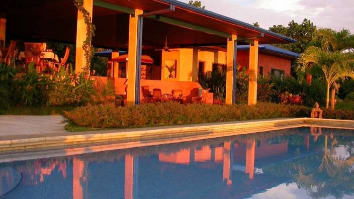 Ein großer Swimmingpool in der Nähe eines Hauses