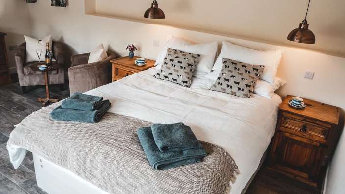 Ein Schlafzimmer mit einem Bett und zwei Nachttischen