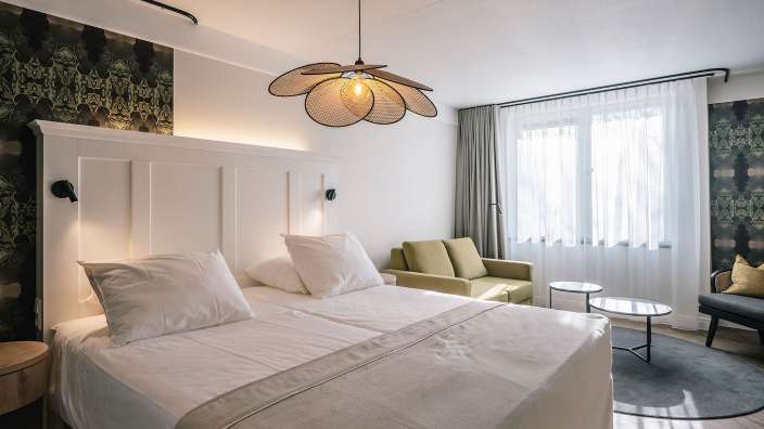 Ein Hotelzimmer mit einem Bett und einem Sessel