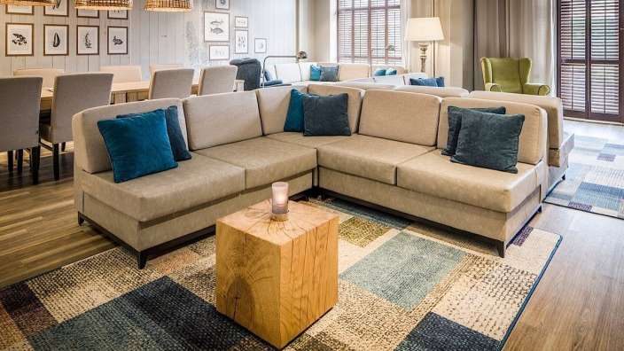 Ein Wohnzimmer mit vielen Couchen und Stühlen