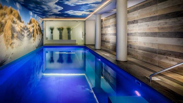 Ein Schwimmbad mit blauem Wasser und einer blauen Decke