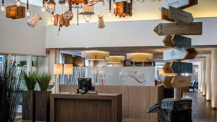 Ein Restaurant mit vielen Schildern an der Decke