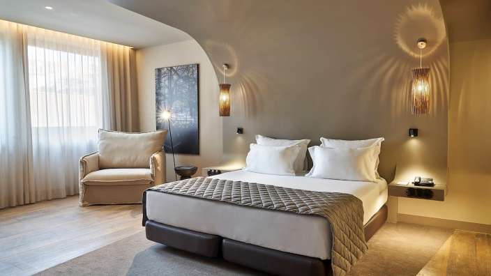 Ein Hotelzimmer mit einem Bett und einem Stuhl