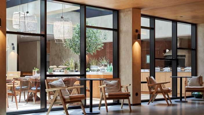 Ein Restaurant mit vielen Fenstern und Stühlen