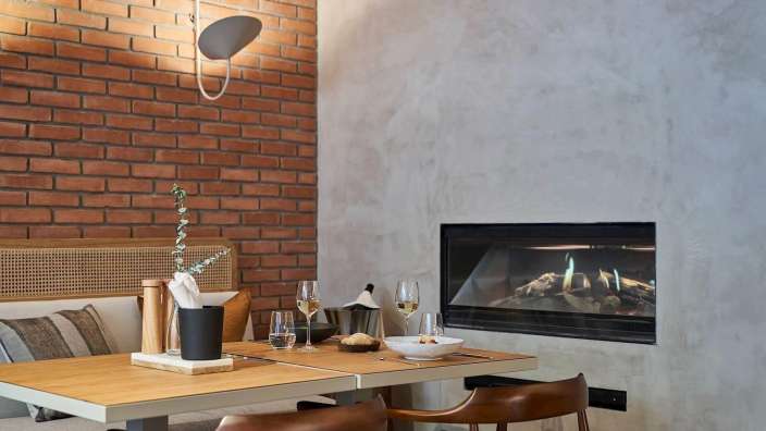 Ein Tisch und Stühle in einem Raum mit einem Kamin