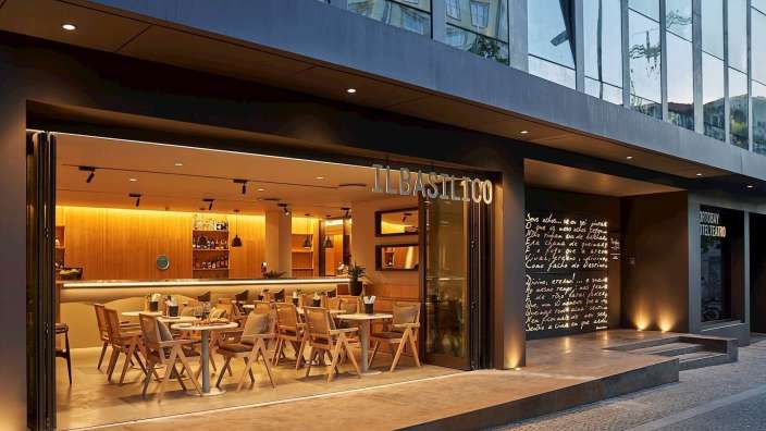 Ein Restaurant mit vielen Tischen und Stühlen außerhalb