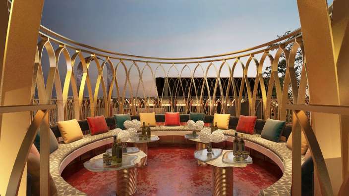 Ein rundes Wohnzimmer mit bunten Kissen und Flaschen auf Tischen