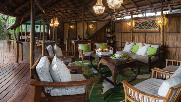 Ein Wohnzimmer mit einem Couchtisch und Stühlen