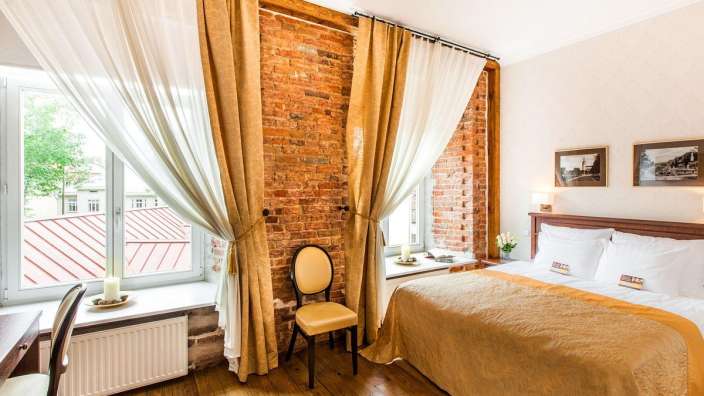 Ein Hotelzimmer mit einem Bett und einem Stuhl