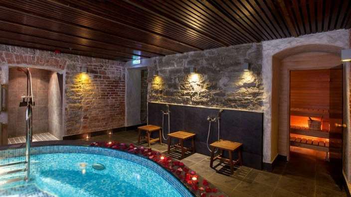 Ein Badezimmer mit einem Swimmingpool und einer Sauna