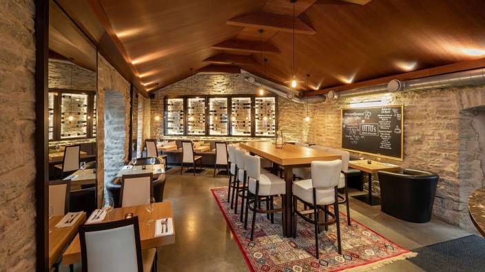 Ein Restaurant mit einem langen Tisch und Stühlen