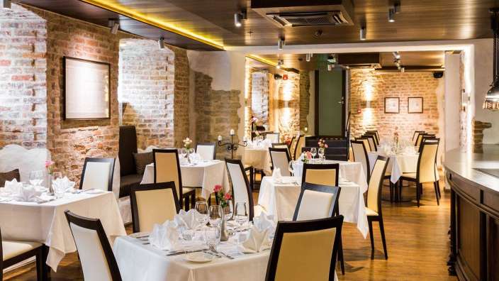 Ein Restaurant mit vielen Tischen und Stühlen