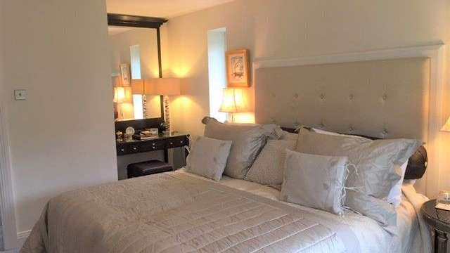 Ein Schlafzimmer mit einem Bett und einem Spiegel