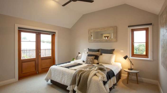 Ein Schlafzimmer mit einem Bett und einem Spiegel