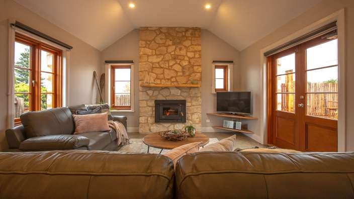 Ein Wohnzimmer mit einem Kamin und einem Fernseher