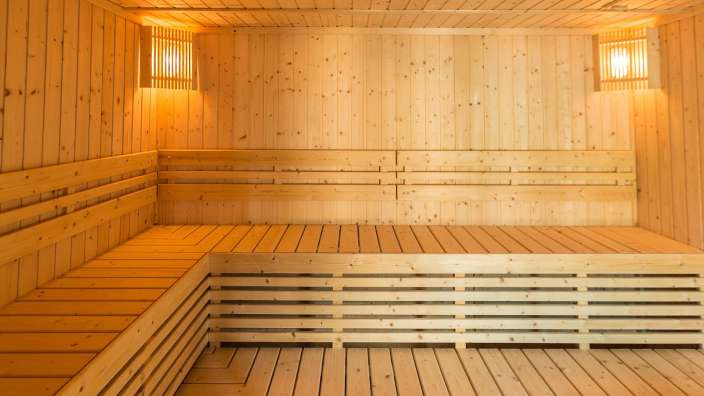 Eine Holzsauna mit einer Lampe an der Wand