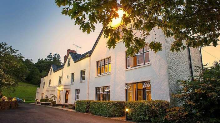 Ein großes weißes Haus mit vielen Fenstern