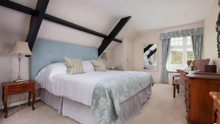 Ein Schlafzimmer mit einem Bett und einem Nachttisch