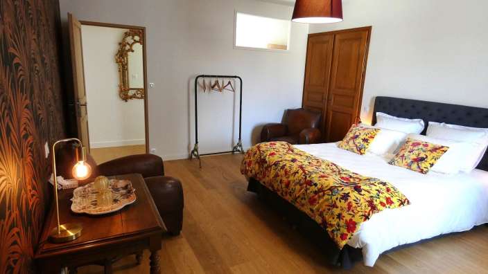 Ein Schlafzimmer mit einem Bett und einem Stuhl