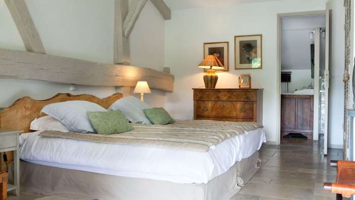 Ein Schlafzimmer mit einem Bett und einer Kommode