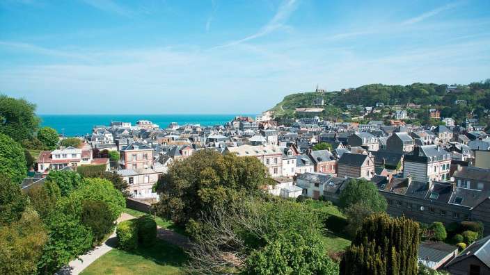 Eine Stadt liegt auf einem Hügel mit Blick auf das Meer