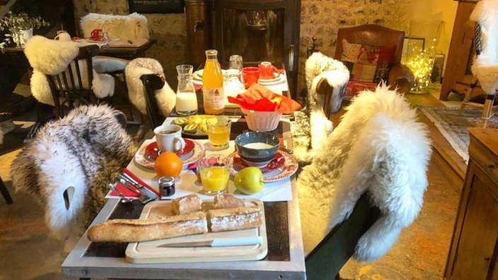 Ein Tisch mit Speisen und Getränken darauf