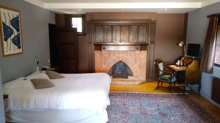 Ein Schlafzimmer mit einem Bett und einem Kamin