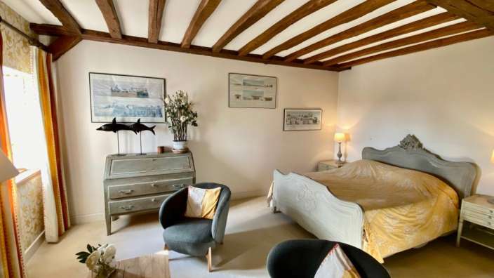 Ein Schlafzimmer mit einem Bett und zwei Stühlen