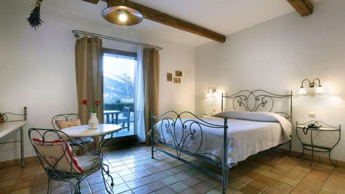 Ein Schlafzimmer mit einem Bett und einem Tisch