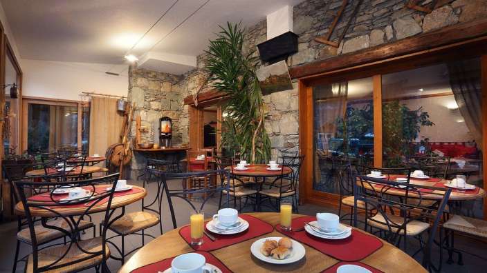 Eine Reihe von Tischen und Stühlen in einem Restaurant