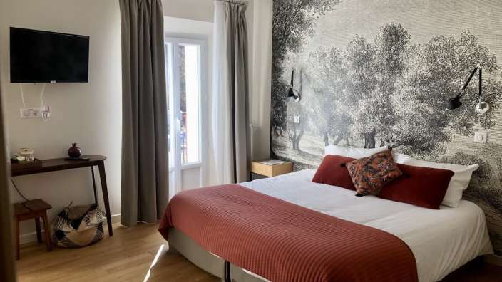 Ein Schlafzimmer mit einem Bett und einem Fernseher