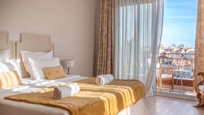 Ein Hotelzimmer mit zwei Betten und einem Balkon