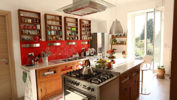 Eine Küche mit einem Herd und einem Kühlschrank