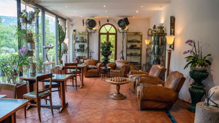 Ein Wohnzimmer mit vielen Stühlen und Tischen