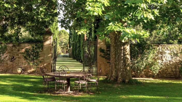 Ein Tisch und Stühle stehen auf einem grünen Rasen