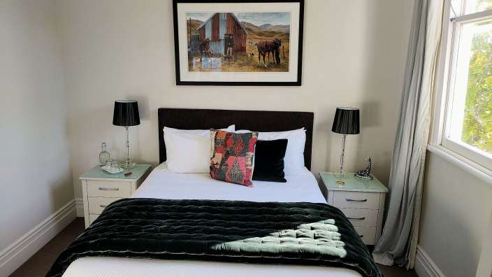 Ein kleines Schlafzimmer mit einem Bett und zwei Nachttischen