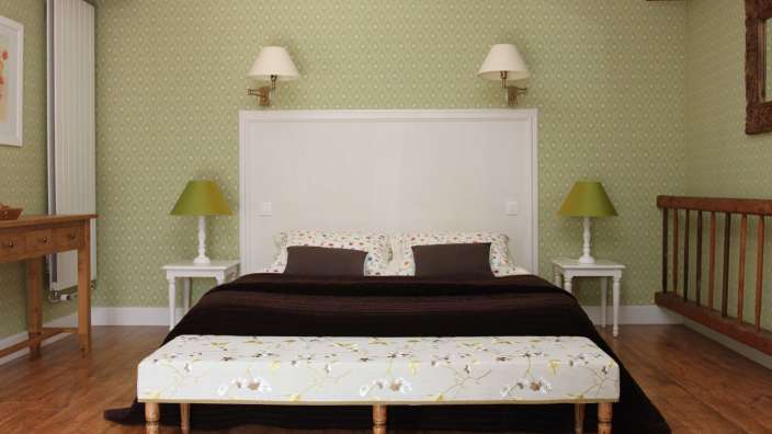 Ein Schlafzimmer mit einem Bett und zwei Nachttischen