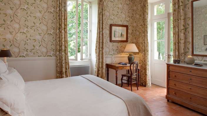 Ein Schlafzimmer mit einem Bett und einem Schreibtisch