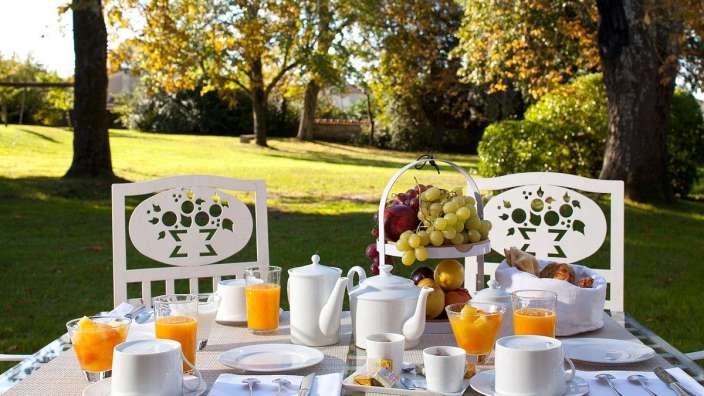 Ein Tisch mit einem Obstkorb und einer Teekanne darauf