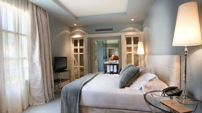 Ein Schlafzimmer mit einem Bett und einem Fernseher